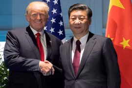 Phó Thủ tướng Trung Quốc Lưu Hạc (thứ nhất, trái) hội kiến Tổng thống Mỹ Donald Trump (phải) tại Nhà Trắng ở Washington DC., ngày 31/1/2019. (Ảnh: AFP/TTXVN)