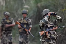 Binh sỹ Ấn Độ tuần tra tại khu vực R.S Pora, Tây Nam Jammu ở biên giới Ấn Độ-Pakistan. (Nguồn: AFP/TTXVN)