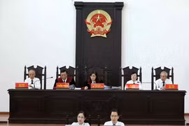 Hội đồng xét xử tại phiên tòa. (Ảnh: Văn Điệp/TTXVN)