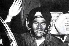 Phi công Phạm Tuân trên máy bay chiến đấu MiG-21 chuẩn bị xuất kích. (Ảnh: Tư liệu/TTXVN)