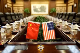 Quốc kỳ Trung Quốc (trái) và quốc kỳ Mỹ tại một hội nghị. (Ảnh: Reuters/TTXVN)