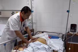 Bác sỹ điều trị cho bệnh nhân mắc bệnh về dạ dày tại Bệnh viện Hữu nghị Việt Đức. (Ảnh: T.G/Vietnam+)