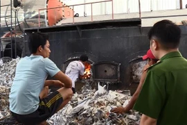 Doanh nghiệp sản xuất giấy dùng rác thải công nghiệp để đốt lò sấy không đảm bảo quy định về xử lý chất thải. (Ảnh: Nguyễn Văn Việt/TTXVN)