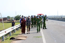 Hiện trường vụ tai nạn đang được lực lượng chức năng xử lý. (Ảnh: Công Thử/TTXVN)