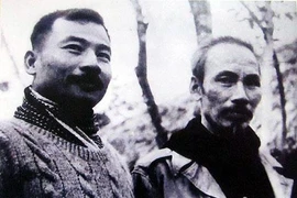 Chủ tịch Hồ Chí Minh và Hoàng thân Souphanouvong tại chiến khu Việt Bắc năm 1951. (Ảnh tư liệu)