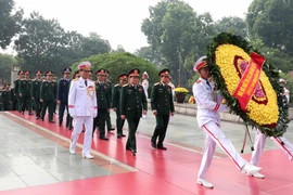 Đoàn đại biểu Quân ủy Trung ương và Bộ Quốc phòng do Đại tướng Ngô Xuân Lịch, Ủy viên Bộ Chính trị, Phó Bí thư Quân ủy Trung ương, Bộ trưởng Bộ Quốc phòng dẫn đầu, đến đặt vòng hoa, tưởng niệm các Anh hùng liệt sỹ. (Ảnh: Văn Điệp/TTXVN)
