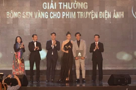 Ông Võ Văn Thưởng, Ủy viên Bộ Chính trị, Bí thư Trung ương Đảng, Trưởng Ban Tuyên giáo Trung ương trao giải thưởng Bông sen Vàng cho thể loại phim truyện Điện ảnh. (Ảnh: TTXVN)