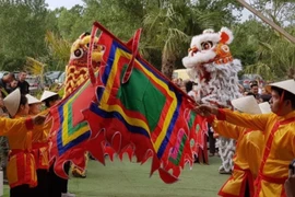 Điệu múa lân khai mạc Festival văn hóa Việt Nam tại Lyon. (Ảnh: Linh Hương/TTXVN)
