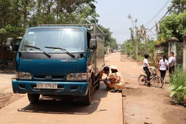 Cảnh sát giao thông khám nghiệm hiện trường vụ tai nạn. (Ảnh: Đậu Tất Thành/TTXVN)