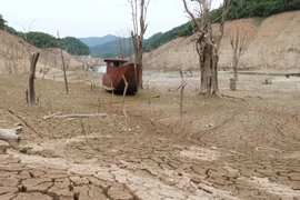 Lòng hồ thủy điện Bản Vẽ tại khu vực xã Hữu Khuông trơ đáy. (Ảnh: Nguyễn Oanh/TTXVN)