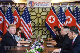 Tổng thống Mỹ Donald Trump (thứ 3, trái) và Chủ tịch Triều Tiên Kim Jong-un (thứ 2, phải) tại cuộc họp mở rộng với các quan chức hai nước trong ngày thứ hai của Hội nghị thượng đỉnh Mỹ-Triều lần hai. (Ảnh: AFP/TTXVN)