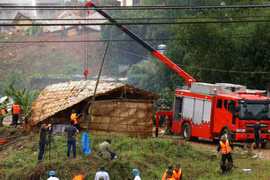 Diễn tập di chuyển đồ đạc, nhà cửa của người dân ra khỏi vùng lũ. (Ảnh: Quốc Khánh/TTXVN) 