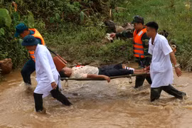 Cuộc diễn tập nhằm mục đích giảm thiểu tối đa thiệt hại về người và tài sản khi xảy ra sự cố lũ ống, lũ quét, sạt lở đất đá. (Ảnh: Quốc Khánh/TTXVN)