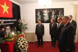 Tổng Thư ký Bộ Ngoại giao Algeria Rachid Beladehane (thứ 2 từ phải sang) đến viếng và ghi Sổ tang tưởng nhớ nguyên Chủ tịch nước, Đại tướng Lê Đức Anh, tại trụ sở Đại sứ quán Việt Nam vào chiều 6/5. (Ảnh: Tấn Đạt/TTXVN)