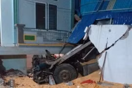 Sơn La: Xe tải bất ngờ lao vào nhà dân, 2 vợ chồng tử vong