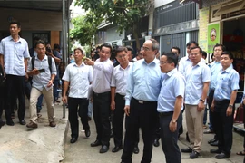 Bí thư Thành ủy Thành phố Hồ Chí Minh Nguyễn Thiện Nhân kiểm tra công trình xây dựng không phép tại phường Hiệp Bình Chánh, quận Thủ Đức. (Ảnh: Trần Xuân Tình/TTXVN)