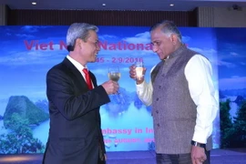 Đại sứ Tôn Sinh Thành và Quốc vụ Khanh Bộ Ngoại giao Ấn Độ V. K. Singh. (Ảnh: Huy Bình/Vietnam+)