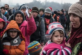 Người tị nạn và di cư đợi kiểm tra an ninh sau khi vượt qua Macedonia tới Serbia để xin tị nạn tại các nước châu Âu khác. (Nguồn: AFP/TTXVN) 