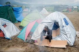 Người di cư tại khu lều tạm trên biên giới Hy Lạp - Macedonia gần làng Idomeni ngày 3/5. (Nguồn: AFP/TTXVN) 