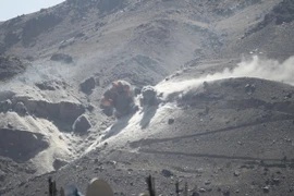 Phiến quân Houthi phóng tên lửa Scud vào căn cứ quân sự của Saudi Arabia. (Nguồn: Reuters/TTXVN)