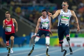 Vận động viên Richard Whitehead (phải) của Anh đã lập kỷ lục Paralympic mới và giành Huy chương vàng ở nội dung chạy 200m nam, hạng thương tật T42, tại Paralympic 2016. (Nguồn: EPA/TTXVN) 