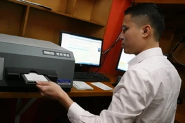 In giấy phép lái xe quốc tế. (Ảnh: Huy Hùng/TTXVN) 