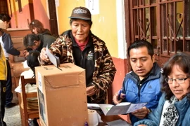 Cử tri Bolivia bỏ phiếu tại một địa điểm bầu cử ở La Paz. (Nguồn: THX/TTXVN) 