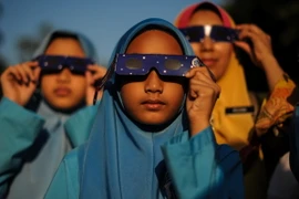 Người dân châu Á háo hức chứng kiến hiện tượng nhật thực