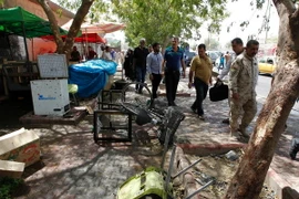 Lực lượng an ninh Iraq làm nhiệm vụ tại hiện trường vụ đánh bom. (Nguồn: AFP/TTXVN) 