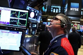 Các giao dịch viên làm việc tại sàn chứng khoán New York (Mỹ). (Nguồn: AFP/TTXVN) 