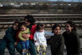 Người tị nạn Afghanistan chờ đợi giấy phép tại biên giới giữa Macedonia và Serbia, gần làng Tabanovce. (Nguồn: AFP/TTXVN)