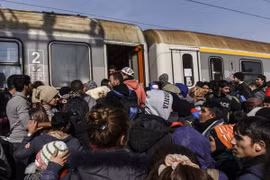 Người di cư tìm cách lên tàu tới Croatia sau khi vượt qua biên giới Macedonia-Serbia ở thị trấn Bujanovac. (Nguồn: AFP/TTXVN) 