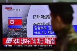 Binh sỹ Hàn Quốc theo dõi thông tin về những rung chấn của động đất gần bãi thử hạt nhân Punggye-ri của Triều Tiên được phát qua truyền hình tại nhà ga ở Seoul ngày 6/1. (Nguồn: AFP/TTXVN) 