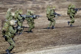 Lực lượng phòng vệ mặt đất Nhật Bản tham gia cuộc diễn tập. (Nguồn: AFP/TTXVN) 