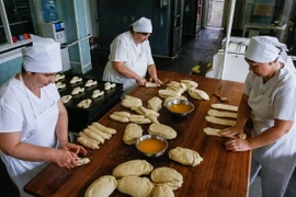 Một xưởng làm bánh ở thủ đô Kiev, Ukraine. (Nguồn: EPA/TTXVN)