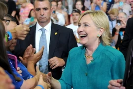 Ứng cử viên Tổng thống của đảng Dân chủ Hillary Clinton (giữa) gặp những người ủng hộ tại Des Moines, bang Iowa ngày 10/8. (Nguồn: AFP/TTXVN) 