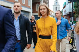 Đông đảo các fashionista "không hẹn mà gặp" đều chọn vàng và các sắc thái của tông màu này để đồng hành xuống phố.