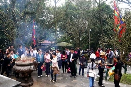 Dâng hương tại Đền Trung. (Ảnh: Trung Kiên/TTXVN)