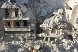 Cảnh đổ nát sau cuộc không kích tại khu vực Tariq a-Bab, Aleppo ngày 24/9. (Nguồn: AFP/TTXVN)