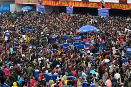 Cảnh chật kín hành khách đợi lên tàu để trở về quê ăn Tết tại nhà ga thành phố Quảng Châu, tỉnh Quảng Đông ngày 2/2. (Nguồn: AFP/TTXVN) 