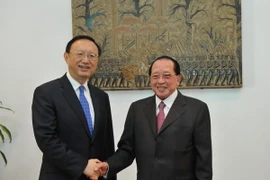 Phó Thủ tướng, Bộ trưởng Ngoại giao Campuchia Hor Namhong (phải) và Ủy viên quốc vụ Trung Quốc Dương Khiết Trì (trái). (Nguồn: THX/TTXVN) 