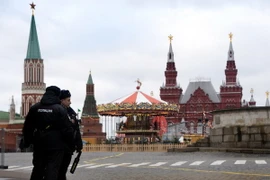 Cảnh sát Nga tuần tra trên quảng trường Đỏ ở thủ đô Moskova. (Nguồn: AFP/TTXVN) 