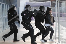 Cảnh sát Pháp tham gia cuộc diễn tập chống khủng bố tại sân vận động Toulouse. (Nguồn: AFP/TTXVN) 