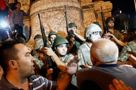 Binh sỹ Thổ Nhĩ Kỳ gác tại Quảng trường Taksim ở Istanbul ngày 16/7. (Nguồn: EPA/TTXVN) 