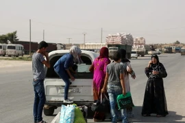 Thường dân người Kurd ở Hasaka sơ tán tới thành phố Qameshli để lánh chiến sự. (Nguồn: AFP/ TTXVN)