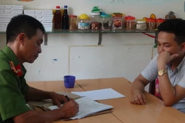 Cảnh sát điều tra lấy lời khai với các đối tượng bị bắt giữ. (Ảnh: Đức Thọ/TTXVN) 