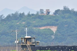 Tiền đồn quân sự Hàn Quốc (phía dưới) và Triều Tiên (phía trên). AFP/TTXVN