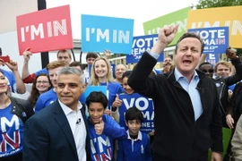 Thủ tướng Anh David Cameron (phải, trước) phát biểu tại thủ đô London. (Nguồn: EPA/TTXVN) 