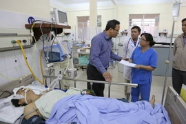 Khẩn cấp cữu chữa các nạn nhân trong vụ tai nạn ở Lâm Đồng