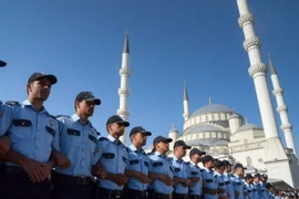 Cảnh sát Thổ Nhĩ Kỳ trong lễ tang các nạn nhân thiệt mạng trong vụ đảo chính vừa qua tại Ankara ngày 17/7. (Nguồn: AFP/TTXVN) 